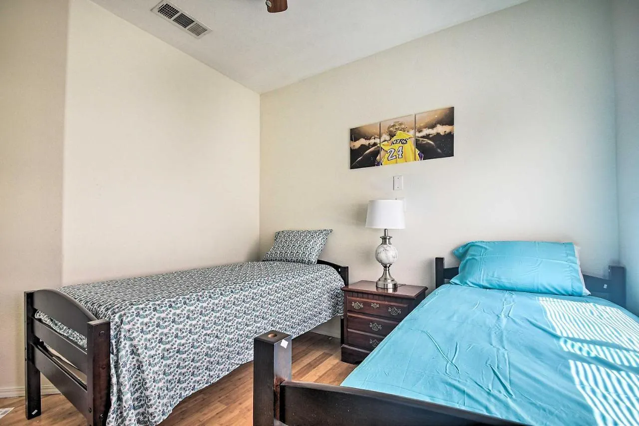 Holiday home Socal Escape With Hot Tub, 5 Mi To Universal Studios Burbank